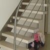 gerade Treppe mit Steinstufen und Edelstahl-Geländer