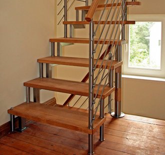 gerade Treppe mit Holzstufen und Holz-Edelstahl-Geländer