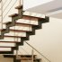 gerade Treppe mit Holzstufen, Edelstahl-Geländer und pulverbeschichteter Stufenauflage
