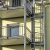 Balkone im Mehrfamilienhaus mit Fluchtreppe