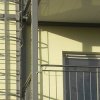 Balkone im Mehrfamilienhaus mit Fluchtreppe