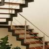 gerade Treppe mit Holzstufen, Edelstahl-Geländer und pulverbeschichteter Stufenauflage